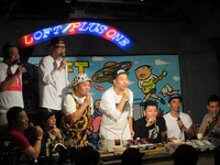 スニーカーに詳しい観客が続々現れ驚いてばかりの同好会メンバーたち。