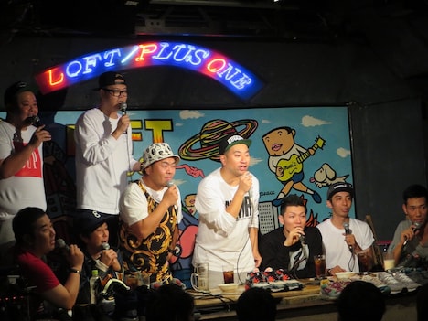 スニーカーに詳しい観客が続々現れ驚いてばかりの同好会メンバーたち。