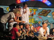 観客のスニーカーの写メに夢中になる同好会メンバーたち。