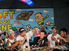 「ちょっと足が蒸れたから脱いだだけと「エア ジョーダン 6 レトロ × スラムダンク」を見せるレイザーラモンRG。