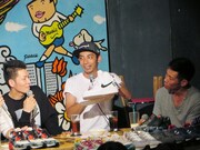 16時間並んで手に入れた「Supreme x Nike Air Force 1」を披露する上田歩武。