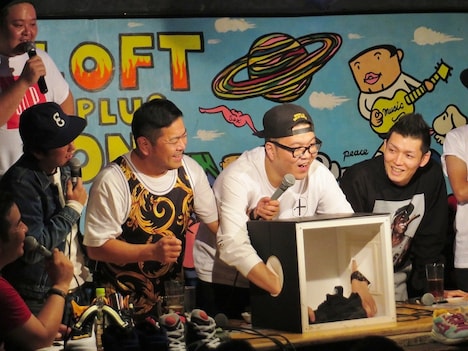 「箱の中身はなんでしょう」にチャレンジするシソンヌ長谷川。