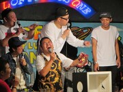 「エアジョーダン6 レトロ シガー」に大騒ぎする同好会メンバーたち。