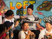 首からスニーカーを提げるスタイルで登場したチョコレートプラネット松尾。