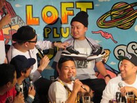 首からスニーカーを提げるスタイルで登場したチョコレートプラネット松尾。