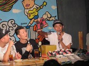 上田が持参したプレゼント「94年復刻ジョーダン1」には多くの観客がジャンケンに立候補。