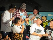 観客のスニーカーを奪い合う同好会メンバーたち。