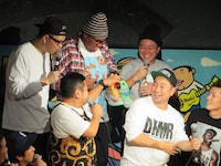 観客のスニーカーを奪い合う同好会メンバーたち。