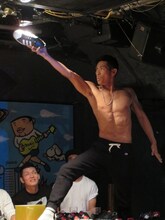 スニーカーに光を集めるレイザーラモンHG。