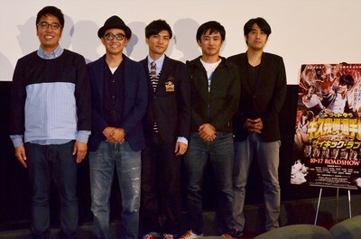 映画「ゴッドタン キス我慢選手権 THE MOVIE2 サイキック・ラブ」の大ヒット御礼舞台挨拶に登壇した（左から）おぎやはぎ、森山直太朗、劇団ひとり、佐久間宣行監督。