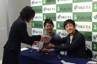 サイン会の様子。