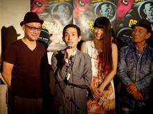 映画「グレイトフルデッド」舞台挨拶。左から2人目がカラテカ矢部。