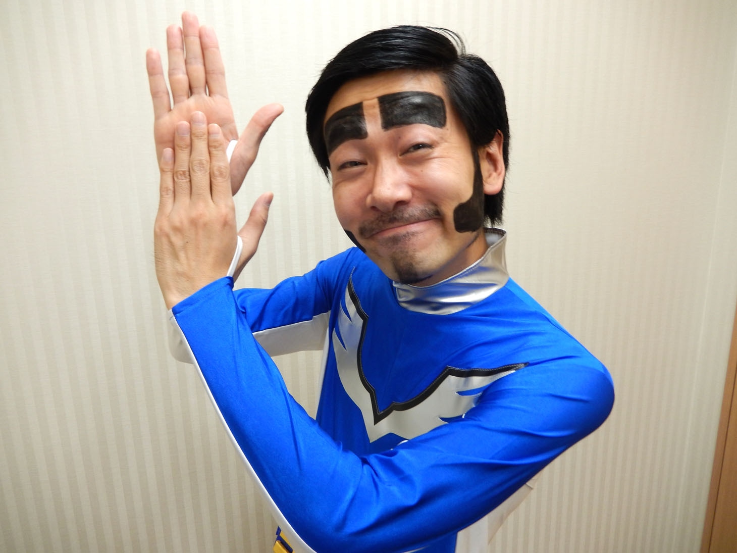 ヨイショマンに扮するGAG少年楽団・福井。