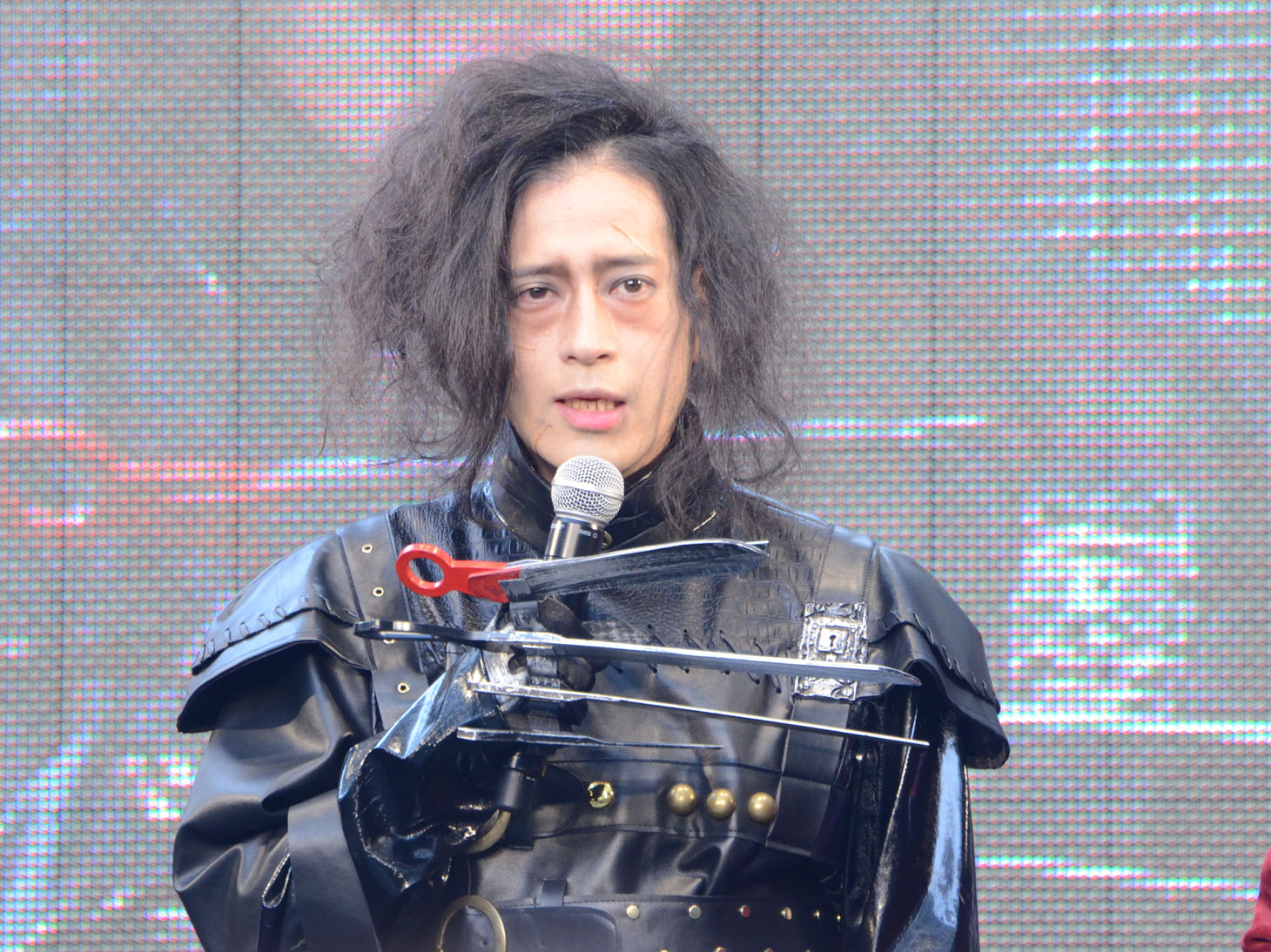 「シザーハンズ」のエドワードに扮したピース又吉。