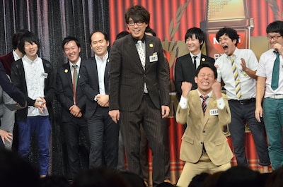 「日清食品 THE MANZAI 2014」本戦サーキット3日目で1位と発表され、膝立ちになって喜びを爆発させる囲碁将棋・根建（手前右）と、文田（中央）。