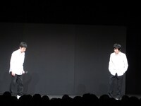 「しずるベストセレクションライブ “2003～2014”」のコント「青春コント」の一場面。