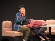 「しずるベストセレクションライブ “2003～2014”」のコント「カラオケ」の一場面。