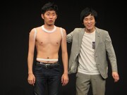 「しずるベストセレクションライブ “2003～2014”」のコント「Tシャツ」の一場面。