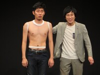 「しずるベストセレクションライブ “2003～2014”」のコント「Tシャツ」の一場面。