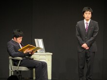 「しずるベストセレクションライブ “2003～2014”」のコント「語り」の一場面。