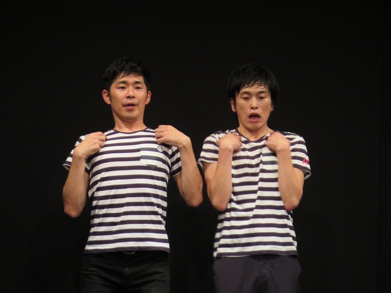 「しずるベストセレクションライブ “2003～2014”」のコント「ショートコント『なんなの？』」の一場面。
