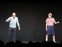 「しずるベストセレクションライブ “2003～2014”」のコント「田沼さん」の一場面。