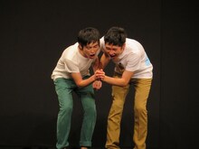 「しずるベストセレクションライブ “2003～2014”」のコント「再会」の一場面。