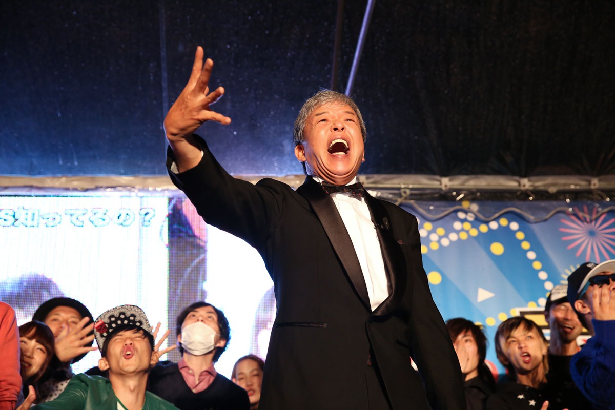 雨が降る中、村上ショージが音頭を取り会場全員で「ドゥーン！」。