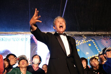 雨が降る中、村上ショージが音頭を取り会場全員で「ドゥーン！」。