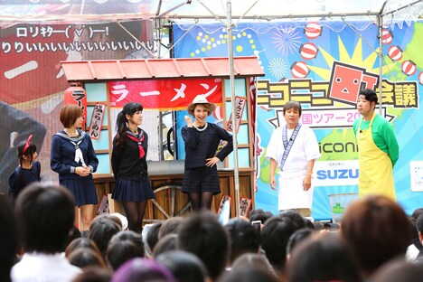 新喜劇にゲスト出演した水沢アリー（中央）。