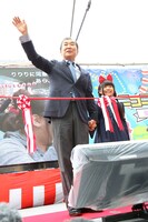 オープニングのテープカットを行った桂文枝とりりり。