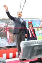 オープニングのテープカットを行った桂文枝とりりり。