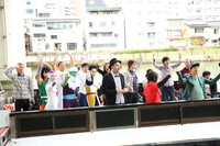 小型船に乗って水上からの中継を行った出演者たち。