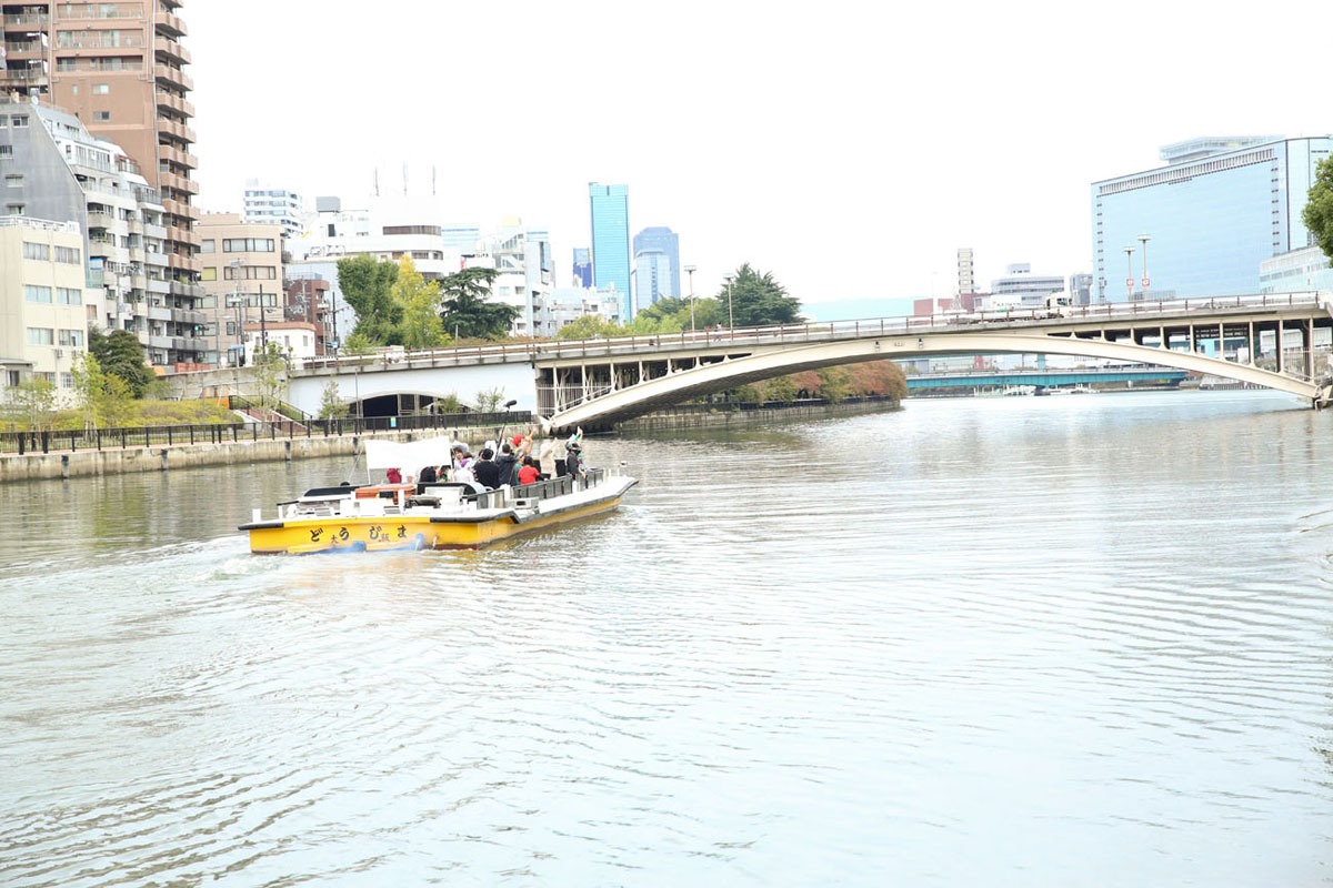 R藤本らが乗り込んだ小型船は、「ニコニコ町会議」から「水都大阪フェスティバル2014」の会場へ向かった。