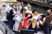 小型船で移動する「ニコニコ町会議 in 大阪」一行。