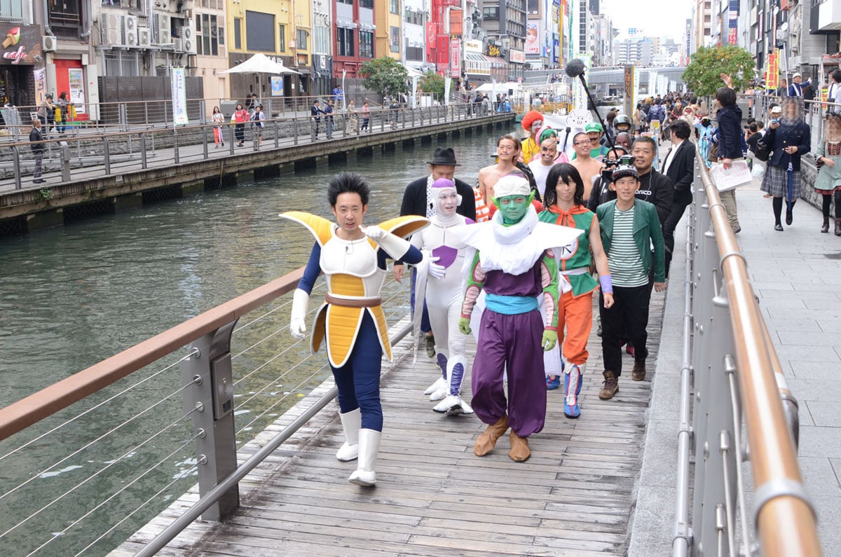 「水都大阪ミナミフェスティバル2014」の水上ステージに向かう「ニコニコ町会議 in 大阪」一行。