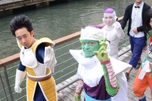 水上ステージに向かう（手前左から）R藤本、プラッチック渡部ら。