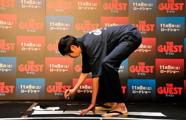 書道7段の腕前を披露するアンガールズ山根。