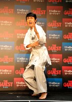 空手の型を披露するアンガールズ田中。