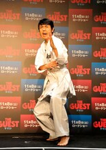 空手の型を披露するアンガールズ田中。