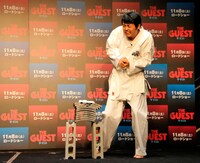 瓦割りに挑戦したアンガールズ田中。