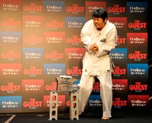 瓦割りに挑戦したアンガールズ田中。