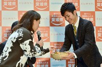 「媛っこ地鶏」の唐揚げを試食する友近（左）。