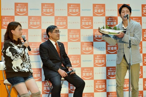 「愛鯛」を持参した男性の話を聞く友近（左端）。