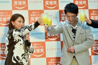 伊予柑を用いたハイボールで乾杯する友近（左）。