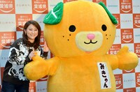 友近と、愛媛県のキャラクター・みきゃん。
