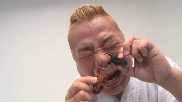 クワガタとザリガニに鼻を挟まれる出川哲朗。