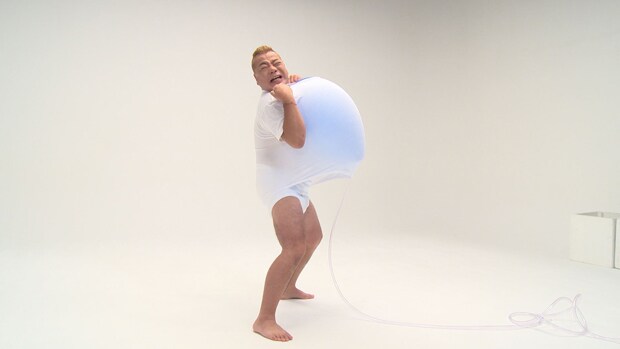 巨大風船が破裂するのを待ち受ける出川哲朗。 - 出川哲朗、GLAY新曲