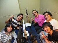 DVD「ダイナマイト関西2014」の特典音声収録を行ったバッファロー吾郎（奥）、ずん飯尾（右中央）、キングオブコメディ高橋（右下）、伊藤修子（左下）。