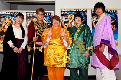 映画「西遊記～はじまりのはじまり～」舞台挨拶に登場したハリセンボン。（中央2人）